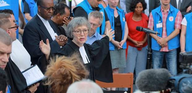 Pfarrerin Jutta Jekel während der Andacht auf dem Bahnhofsvorplatz. | Foto: Rolf Oeser