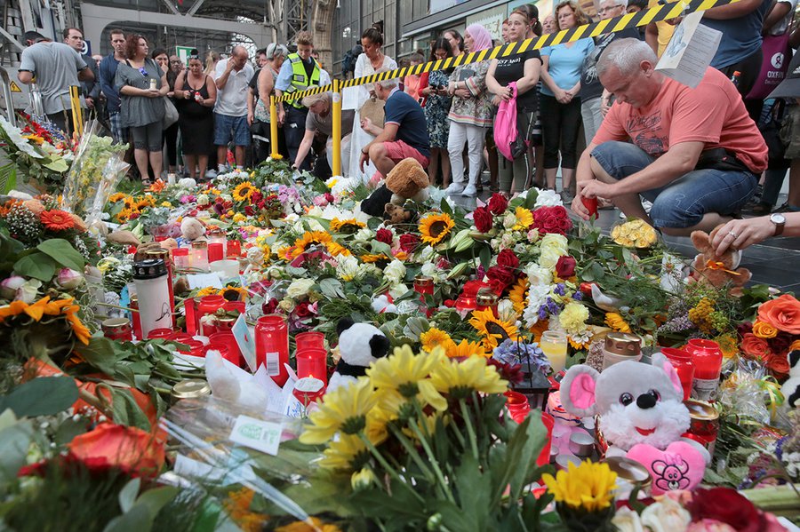 Blumen an Gleis 7 erinnern an den getöteten Jungen. Die Notfallseelsorge war auch diesmal im Einsatz, um den Menschen beizustehen, die die Tat miterlebt hatten. | Foto: Rolf Oeser