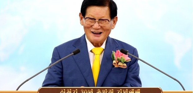 Sektengründer Man-Hee Lee steht in Südkorea vor einer Mordanklage. Er und andere Mitglieder halten sich für unsterblich und haben daher großen Anteil an der Verbreitung des Corona-Virus in ihrem Land.