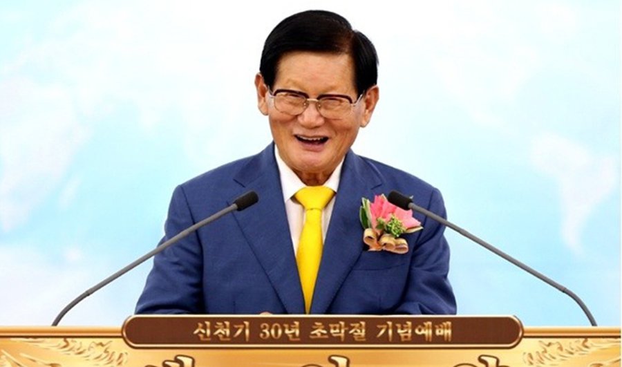 Sektengründer Man-Hee Lee steht in Südkorea vor einer Mordanklage. Er und andere Mitglieder halten sich für unsterblich und haben daher großen Anteil an der Verbreitung des Corona-Virus in ihrem Land.
