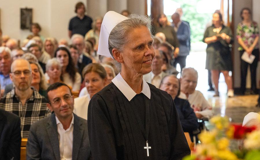 Heidi Steinmetz, im Hintergrund Oberbürgermeister Mike Josef  |  Foto: Rolf Oeser
