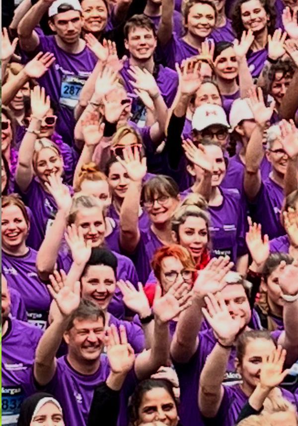 "Besser alle zusammen" - das Team der Evangelischen Kirche in Frankfurt und Offenbach / Foto: Tanja Botthoff