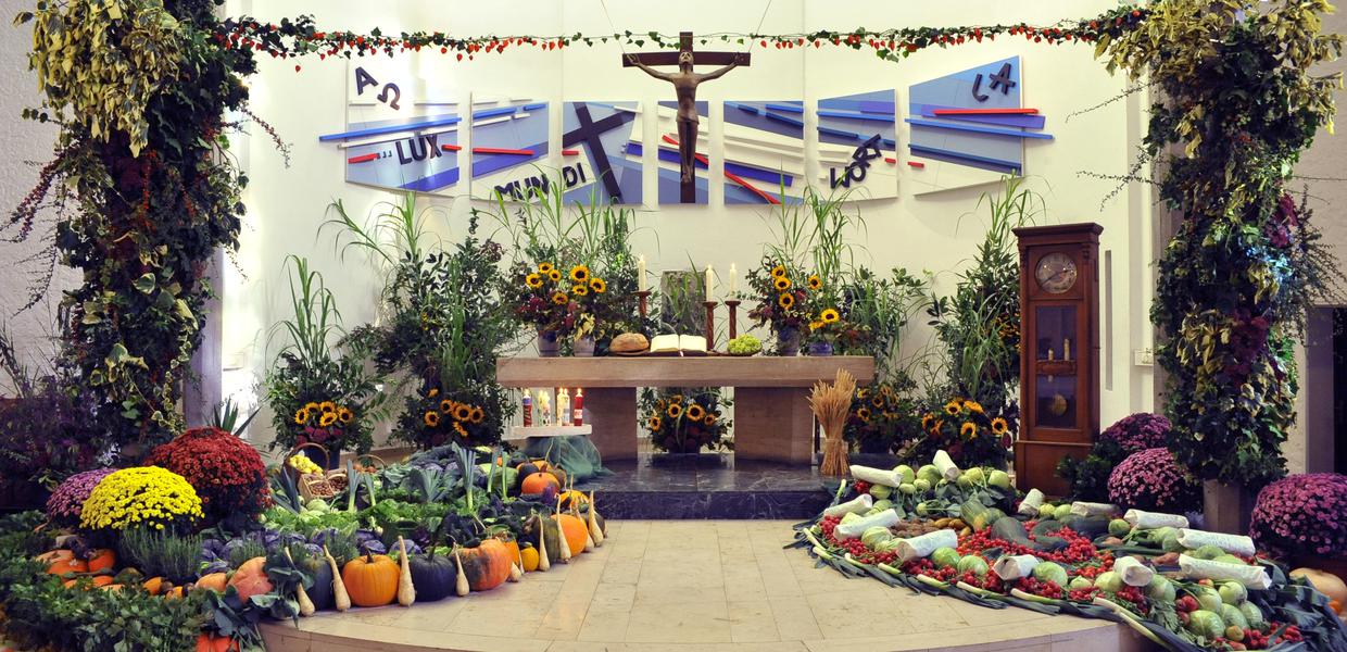 Opulenter Altarschmuck beim Erntedankgottesdienst in der Erlöserkirche am Melanchthonplatz in Oberrad. Foto: Peter Knapp