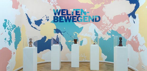 Die Ausstellung "Weltenbewegend" im Weltkulturen-Museum ist noch bis August nächsten Jahres zu sehen. | Foto: Wolfgang Günzel