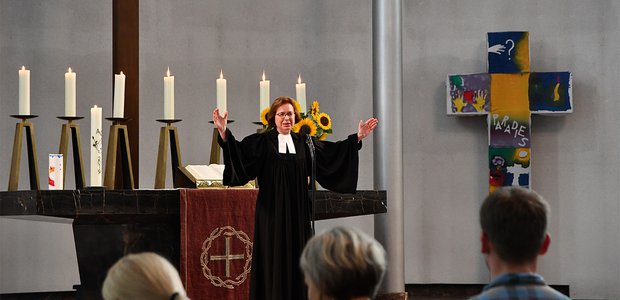 Aus der Vergangenheit lernen: Ulrike Scherf beim Gedenkgottesdienst zu 80 Jahren Beginn des Zweiten Weltkriegs in der Frankfurter Lutherkirche 2019 |