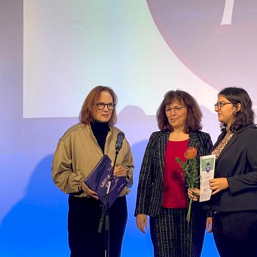 v. li. Anja Schwier-Weinrich, Evangelische Frauen in Hessen und Nassau, Professorin Christl Maier, Nachwuchswissenschaftlerin Nasreen Sarah Shah I Foto: Doris Stickler