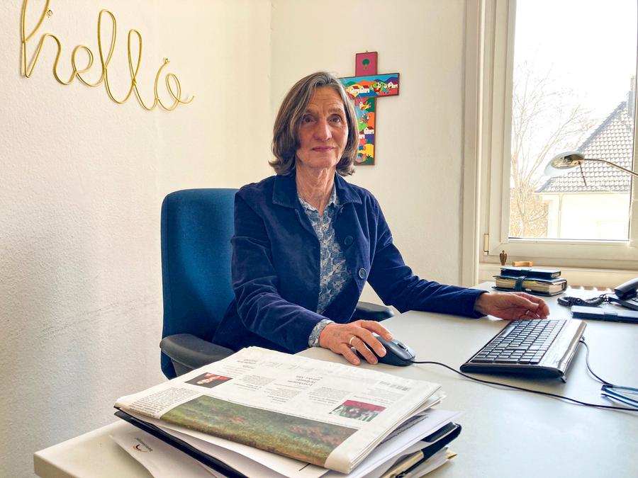Pfarrerin Bettina Tarmann leitet die TelefonSeelsorge in Frankfurt am Main. |