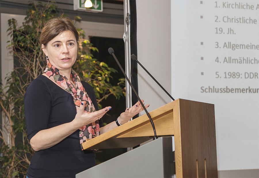 Die Kirchenhistorikerin Katharina Kunter bei ihrem Vortrag in der Französisch-reformierten Gemeinde.  |  Foto: Ilona Surrey