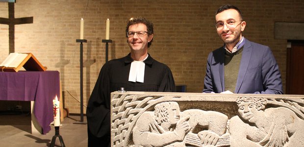 Pfarrer Fred Balke und Planungsdezernent Mike Josef in der Philippuskirche im Riederwald.  | Foto: Angela Wolf