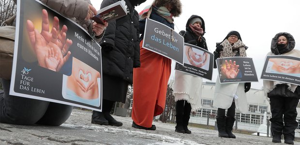Mahnwache von Abtreibungsgegnerinnen vor der Beratungsstelle Pro Familie im Westend. Foto: Rolf Oeser