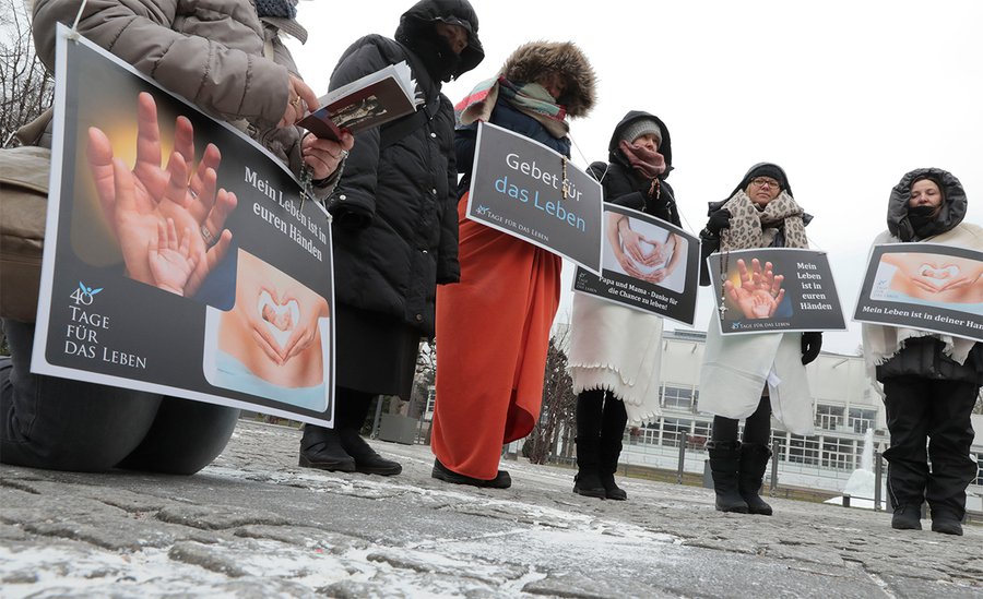 Mahnwache von Abtreibungsgegnerinnen vor der Beratungsstelle Pro Familie im Westend. Foto: Rolf Oeser