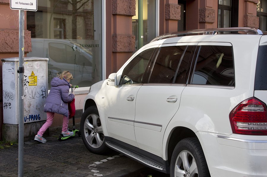 Protzig stehen sie auf Bürgersteigen herum und lassen niemanden durch: Hassobjekt SUV.  |  Foto: Rolf Oeser