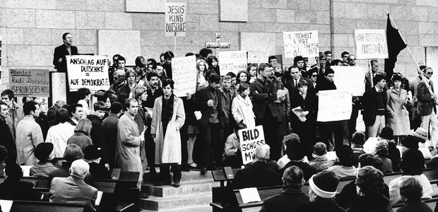 Karfreitag 1968 in der Peterskirche: Einen Tag nach dem Attentat auf Rudi Dutschke kam es zu studentischen „Go-ins“ im Gottesdienst. | Foto: kna