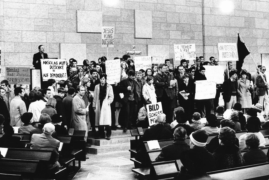 Karfreitag 1968 in der Peterskirche: Einen Tag nach dem Attentat auf Rudi Dutschke kam es zu studentischen „Go-ins“ im Gottesdienst. | Foto: kna