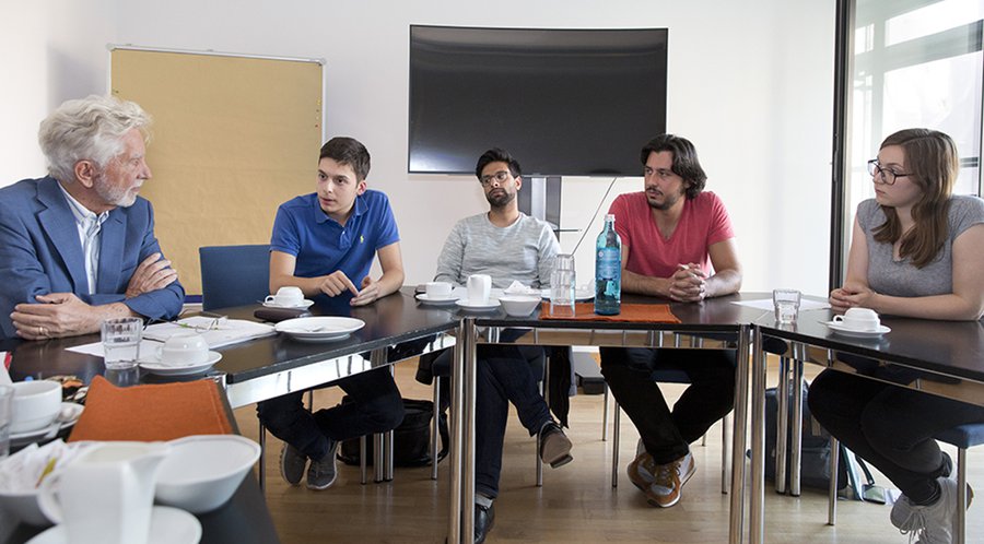 Treffen des Jungen Abrahamischen Forums mit Jürgen Micksch , Ömer Bilgin, Naweed Ahmad, Sertac Heris und Lisa Menzel (von links nach rechts). | Foto: Rolf Oeser
