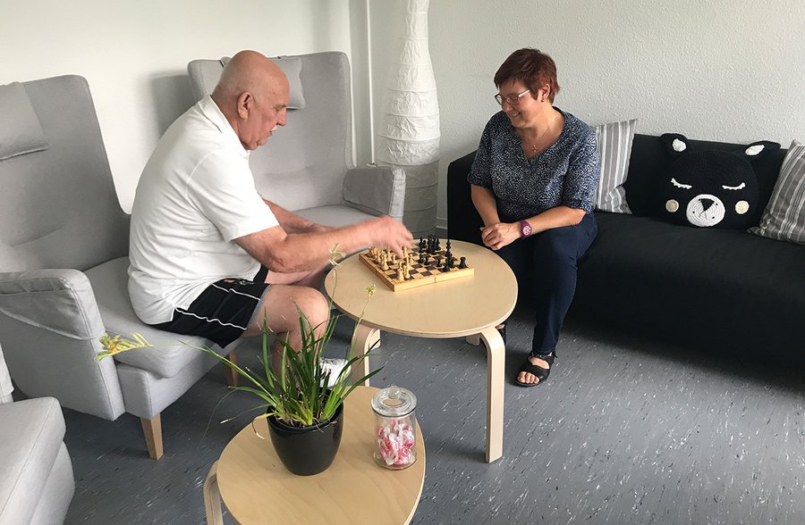 Georg Zemevka und Sandra Erb beim Schachspielen im Biazza. | Foto: Anne Lemhöfer
