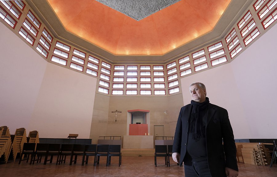 Pfarrer Michael Stichling in der renovierten Gustav-Adolf-Kirche in Niederursel. Die Wiedereinweihung ist im Gottesdienst am 5. März. Foto: Rolf Oeser.