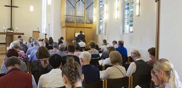 Einweihungsgottesdienst für die neue Orgel in der Apostelkirche in Nied. | Foto: Rolf Oeser
