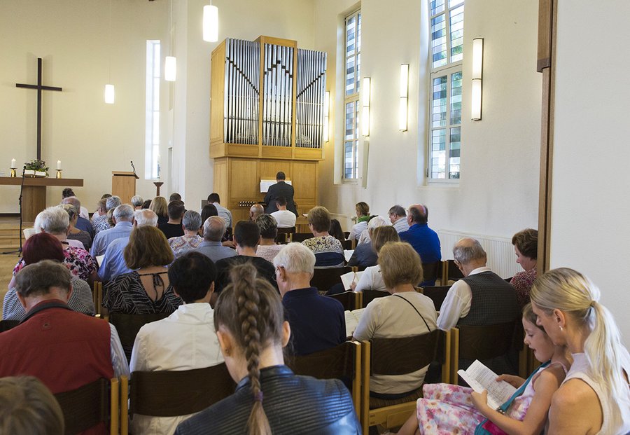 Einweihungsgottesdienst für die neue Orgel in der Apostelkirche in Nied. | Foto: Rolf Oeser