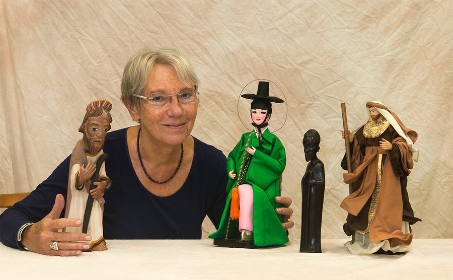 Elke Gutberlet hat eine große Krippensammlung – hier zeigt sie ganz unterschiedliche Josefsfiguren. Foto: Ilona Surrey