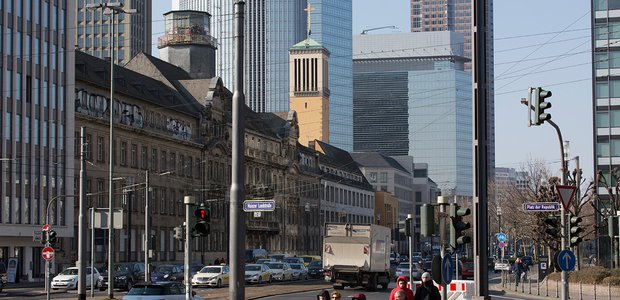 Hinter dem Polizeipräsidium ragt der Turm der Matthäuskirche hervor. Foto: Rolf Oeser