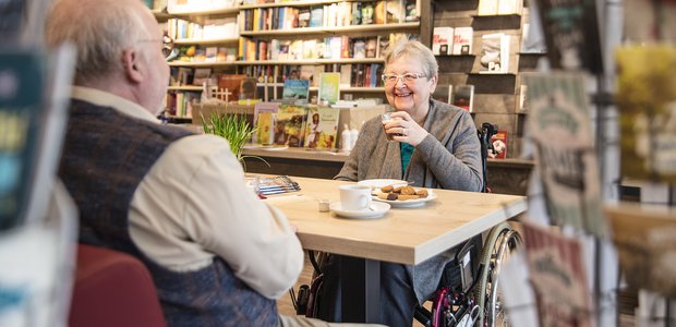 Kaffeepause: Marion und Kurt-Helmuth Eimuth an einem ihrer Lieblingsorte, der Alpha-Buchhandlung im Oeder Weg. | Foto: Rui Camilo