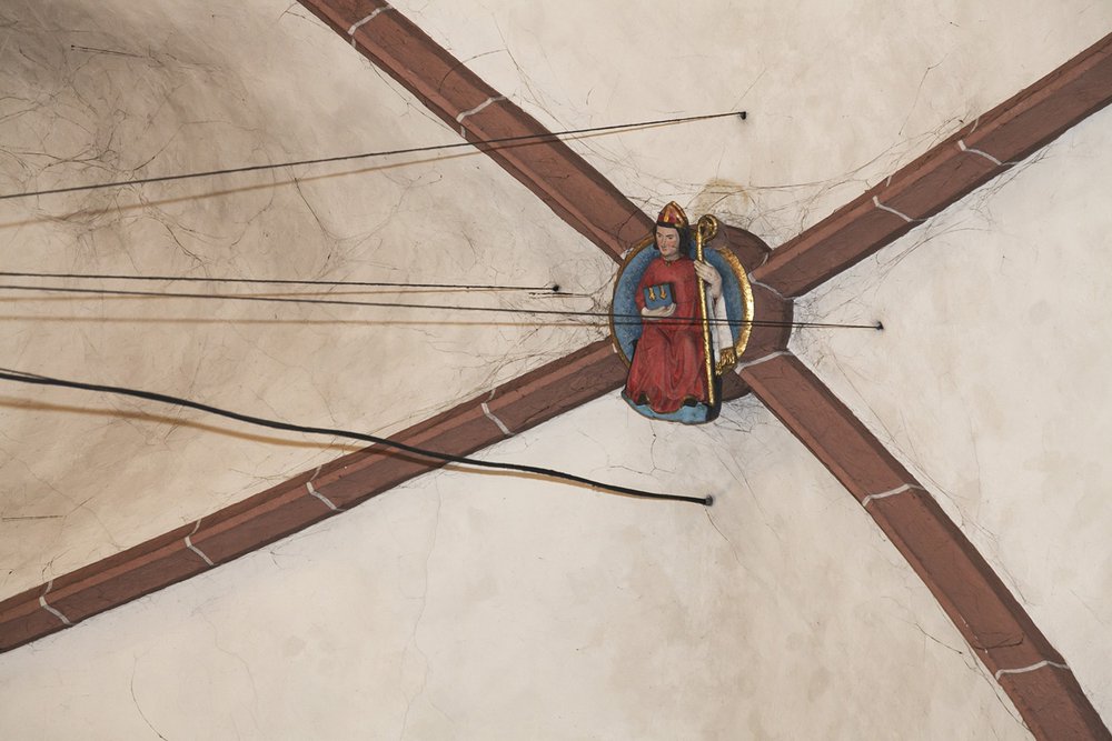 Kleine Nikolaus-Darstellung oben im Dach der Alten Nikolaikirche. Insgesamt ist der Heilige in und an der Kirche vier Mal abgebildet. | Foto: Ilona Surrey