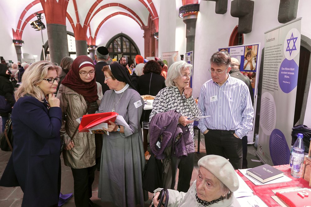 Muslimisch-christliche Gespräche am Stand der Kirchen beim Tag der Religionen. Foto: Ilona Surrey