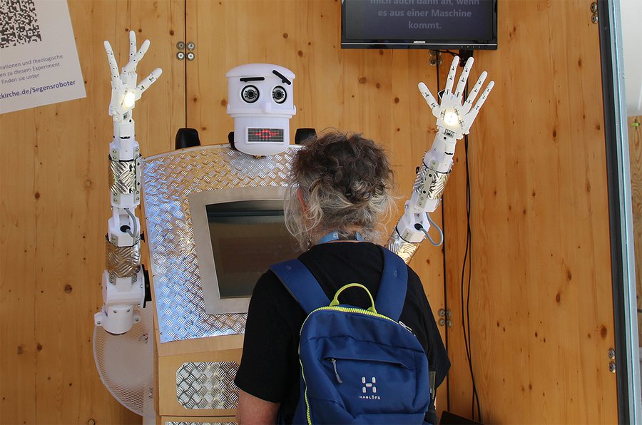 Kann ein Roboter segnen? Kontroverse Diskussionen über einen Segensroboter. Foto: Christina Oezlem Geisler/epd-Bild