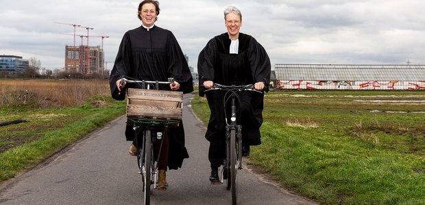 Nicht mal zehn Minuten mit dem Rad: Die Offenbacher Pfarrerin Henriette Crüwell (links) und die Frankfurter Pfarrerin Anne-Katrin Helms treffen sich regelmäßig, um gemeinsame Projekte zu planen. |
