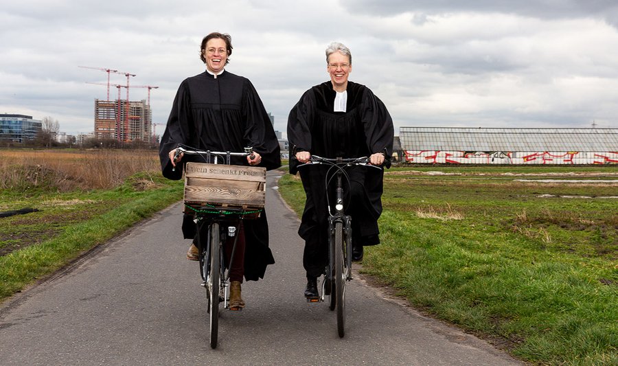Nicht mal zehn Minuten mit dem Rad: Die Offenbacher Pfarrerin Henriette Crüwell (links) und die Frankfurter Pfarrerin Anne-Katrin Helms treffen sich regelmäßig, um gemeinsame Projekte zu planen. |