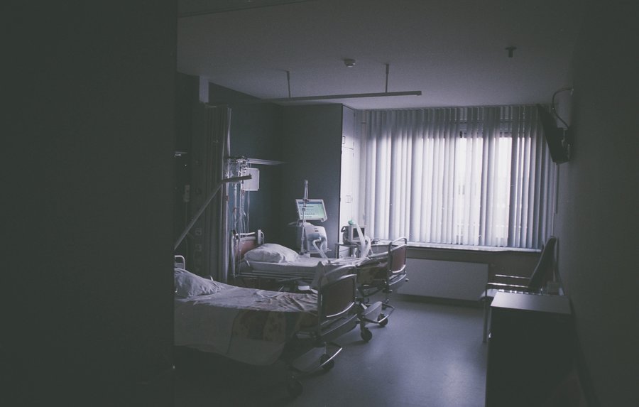 Sollen evangelische Krankenhäuser und Pflegeheime assisitierten Suizid ermöglichen? Darüber gehen die Meinungen auseinander. Foto: Daan Stevens /Unsplash