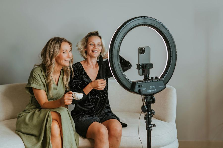 Gegen Migration, für patriarchale Geschlechterrollen - das verkaufen so genannte "Christfluencer*innen" im Internet als christliche Botschaft. | Foto Daiga Ellaby/Unsplash