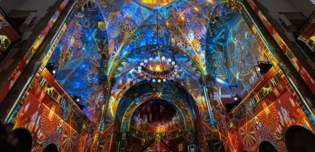 Die Lightshow "Flow" in der Dreikönigskirche. |