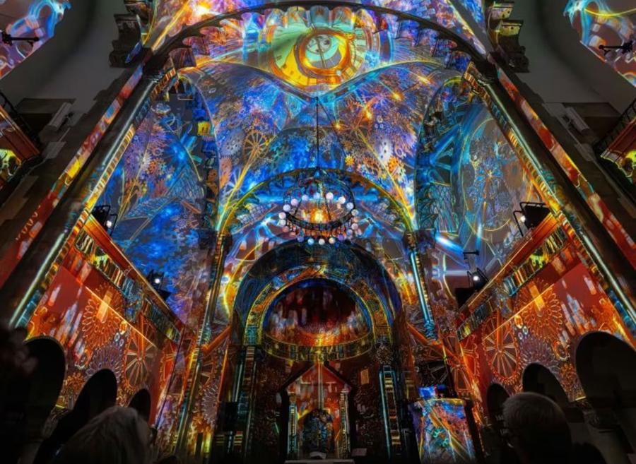 Die Lightshow "Flow" in der Dreikönigskirche. |