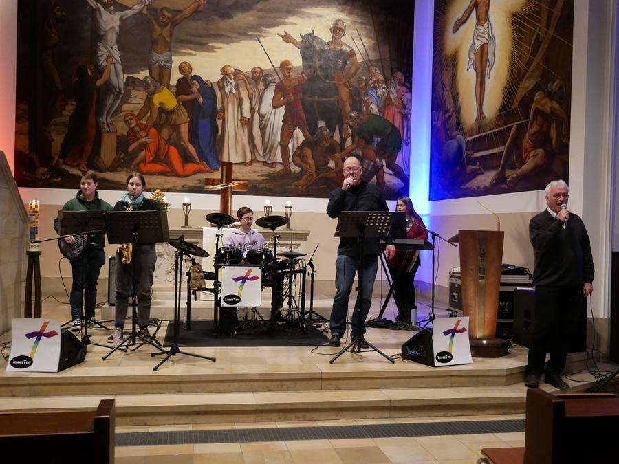 Pfarrer Eugen Eckert (rechts) im Gottesdienst in der evangelischen Kirche Bieber mit der christlichen Band kreuzTon  |  Kordula Egenolf