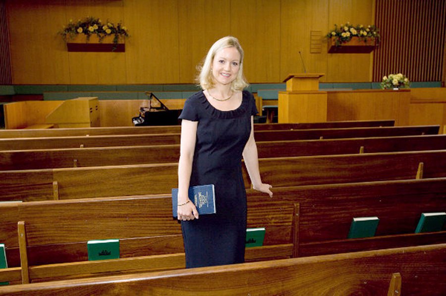 Dagmar Kollmeier im Gottesdienstraum der „Mormonen“ in Eckenheim. Die 40 Jahre alte Juristin arbeitet hauptberuflich in der dortigen Europa-Zentrale. Foto: Ilona Surrey