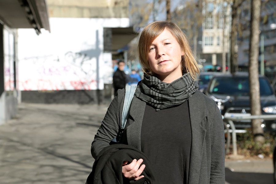 Kristina Wessel von der Diakonie Frankfurt bietet wohnsitzlosen Menschen am Flughafen Hilfe an. Foto: Melanie Gärtner