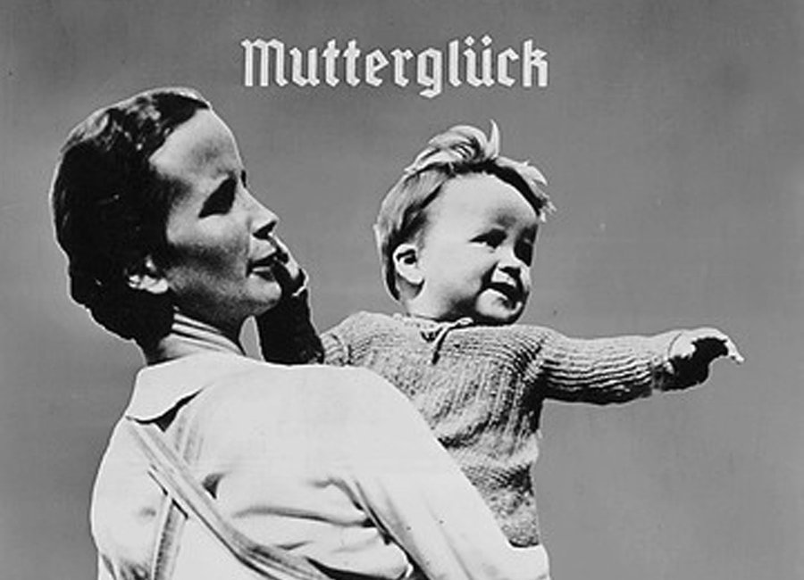 Die deutsche Mutter und ihr Kind: Das nationalsozialistische Erziehungsideal sah weder Trost noch liebevolle Zuwendung vor, dafür harte Strafen und Demütigung.