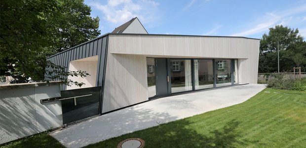 Das neue Gemeindehaus in Schwanheim ist eines von mehreren Neubauprojekten, mit denen die Frankfurter evangelischen Gemeinden in den vergangenen Jahren ihre Gemeindeflächen verkleinert haben. Foto: Rolf Oeser