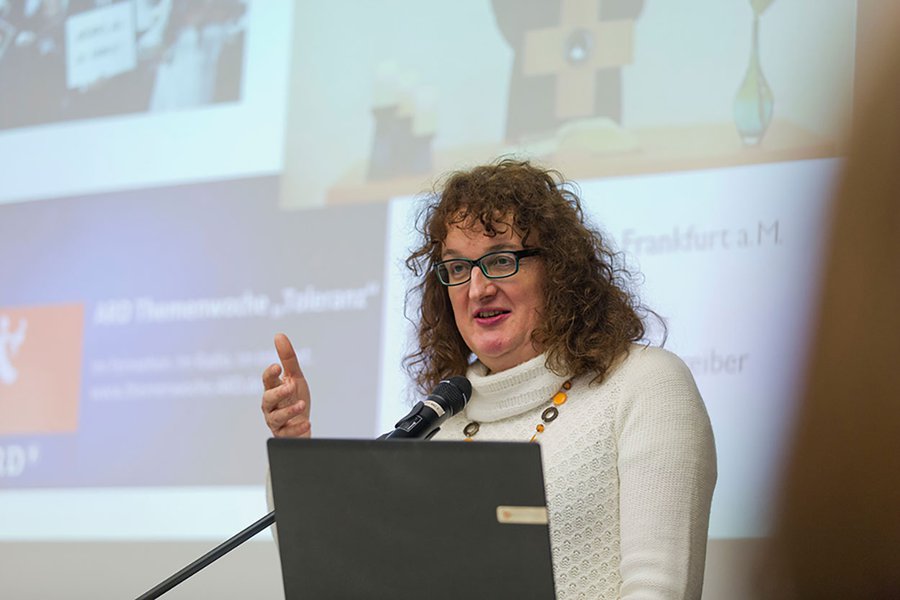 Pfarrerin Dorothea Zwölfer bei ihrem Vortrag am Unicampus Westend. Foto: Rolf Oeser