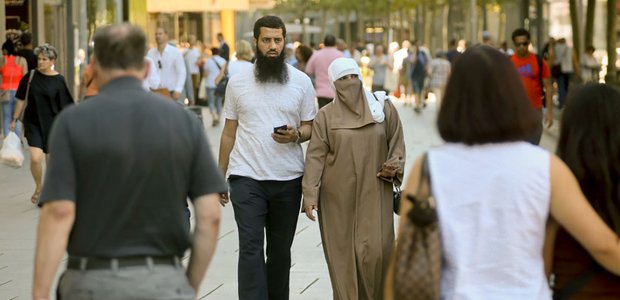 Frau mit Gesichtsschleier auf der Zeil. Vor allem Touristinnen aus arabischen Ländern sind hier als Kundinnen beliebt.  |  Foto: Rolf Oeser