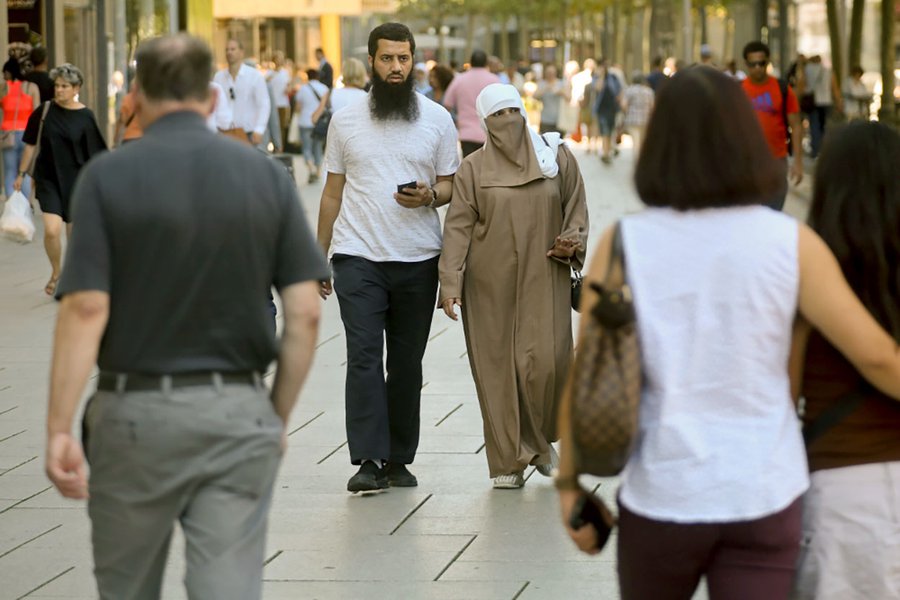 Frau mit Gesichtsschleier auf der Zeil. Vor allem Touristinnen aus arabischen Ländern sind hier als Kundinnen beliebt.  |  Foto: Rolf Oeser