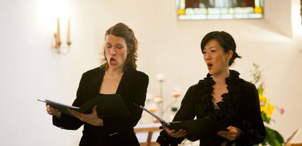 Uta Runne (Alt) und Soo-Young Hirsch-Yun (Sopran) bei ihrem Auftritt in der Emmauskirche. Foto: Rolf Oeser