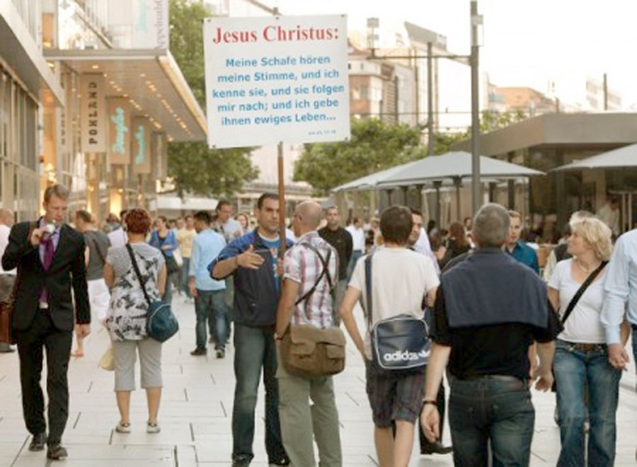 Wildfremde Leute auf der Zeil mit einem Plakat von Jesus Christus überzeugen? Nur wenige Menschen werden sich wohl von dieser Art „Missionierung“ angesprochen fühlen. Foto: Rolf Oeser