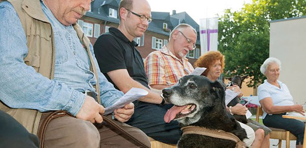 Kirchgang mit Hund: Hier bei einer Andacht für Mensch und Tier vor der Wartburgkirche in Bornheim. Foto: Rolf Oeser