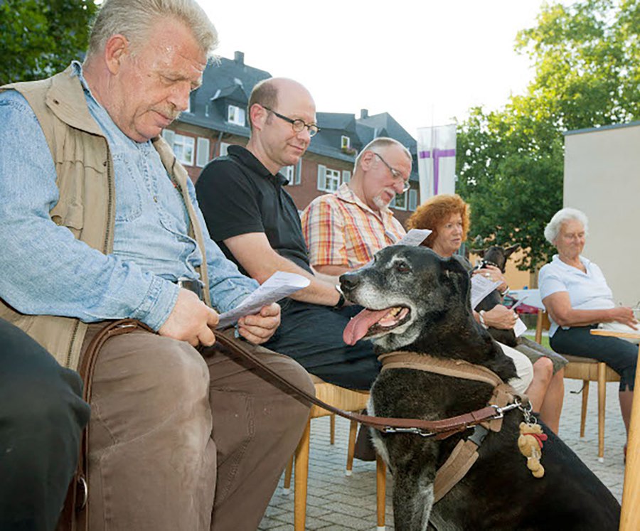 Kirchgang mit Hund: Hier bei einer Andacht für Mensch und Tier vor der Wartburgkirche in Bornheim. Foto: Rolf Oeser