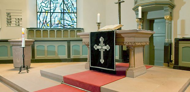 Schwarze Paramente am Altar gibt es nur an Karfreitag und Totensonntag. Hier fotografiert in der Melanchthonkirche in Fechenheim. Foto: Rolf Oeser