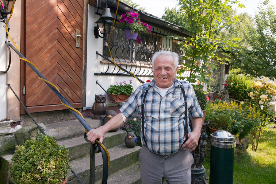 Dieter Gärtner lebt seit über sechzig Jahren auf dem Wohnwagenstandplatz an der Bonameser Straße. Und möchte nirgendwo anders hin. Foto: Rolf Oeser