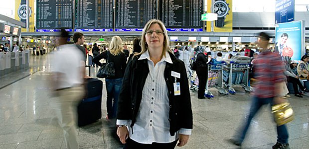Anlaufstelle für gestrandete Passagiere und andere Menschen, die am Flughafen in Not geraten: Bettina Janotta vom Kirchlichen Sozialdienst. Foto: Ilona Surrey